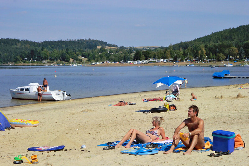 Urlauber am Ufer der Bleiloch-Talsperre Urlauber am Ufer der Bleiloch-Talsperre