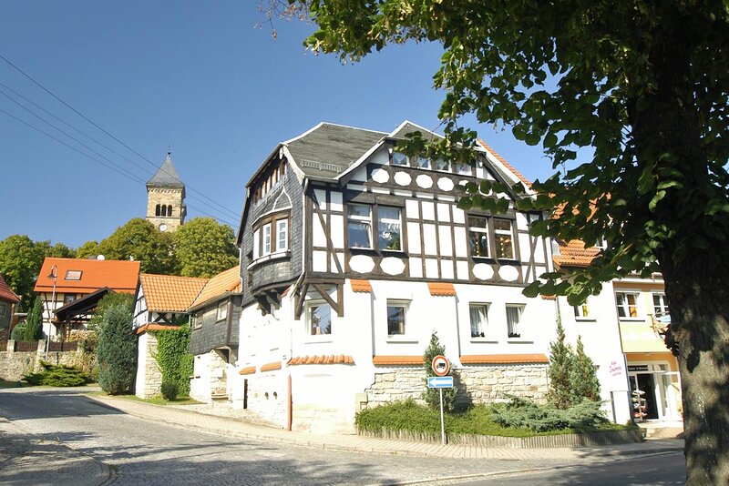 Kirche und Fachwerkhaus in Bad Klosterlausnitz Kirche und Fachwerkhaus in Bad Klosterlausnitz
