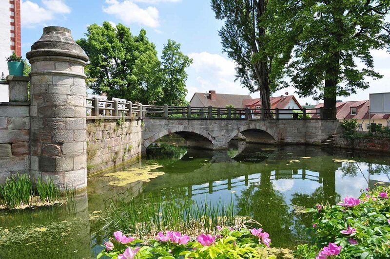 Wassergraben vor Schloss Kochberg Wassergraben vor Schloss Kochberg