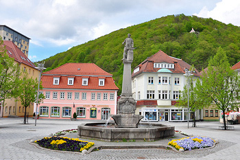Der Marktplatz, im Hintergrund der Domberg