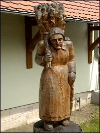 Reisigsammlerin am Eingang des Museums Reisigsammlerin am Eingang des Museums