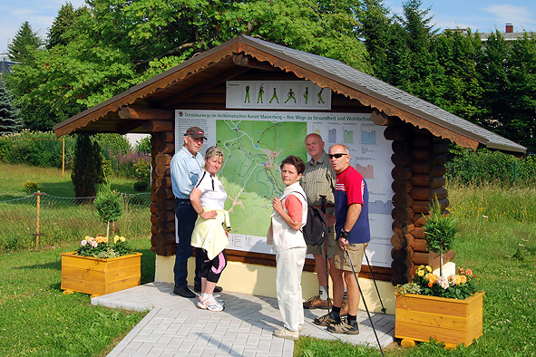 Wanderer an Infotafel Wanderer an Infotafel