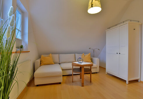Wohnzimmer mit Couch und TV Wohnzimmer mit Couch und TV