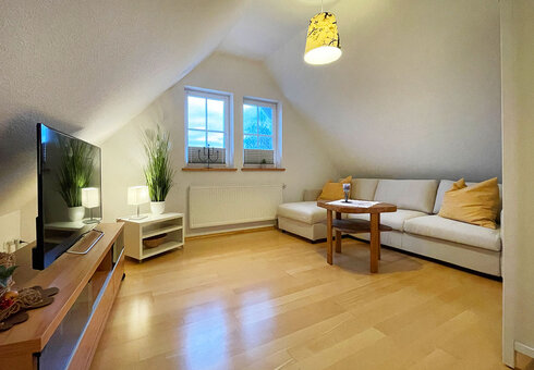 Wohnzimmer mit Couch und TV Wohnzimmer mit Couch und TV